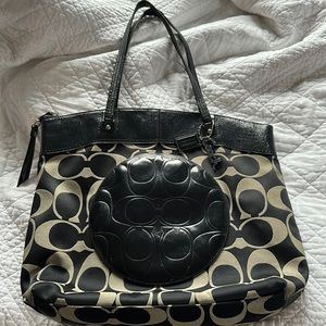 Coach bag, used, still good life in it. Priced accordingly.